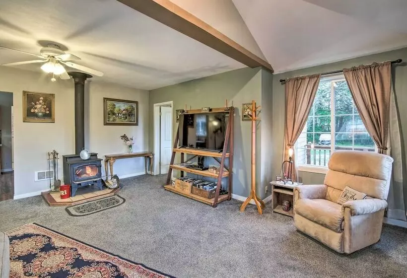 Updated Coos Bay Home ~ 2 Mi To Pacific Ocean