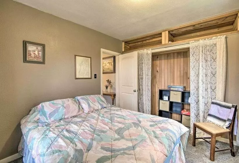 Updated Coos Bay Home ~ 2 Mi To Pacific Ocean