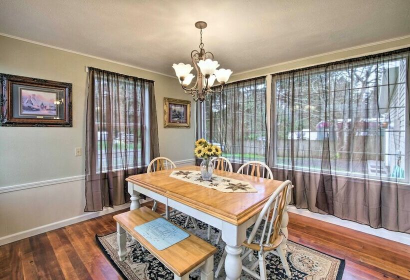 Updated Coos Bay Home ~ 2 Mi To Pacific Ocean