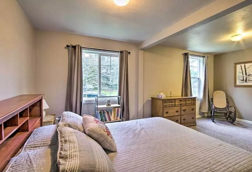 Updated Coos Bay Home ~ 2 Mi To Pacific Ocean