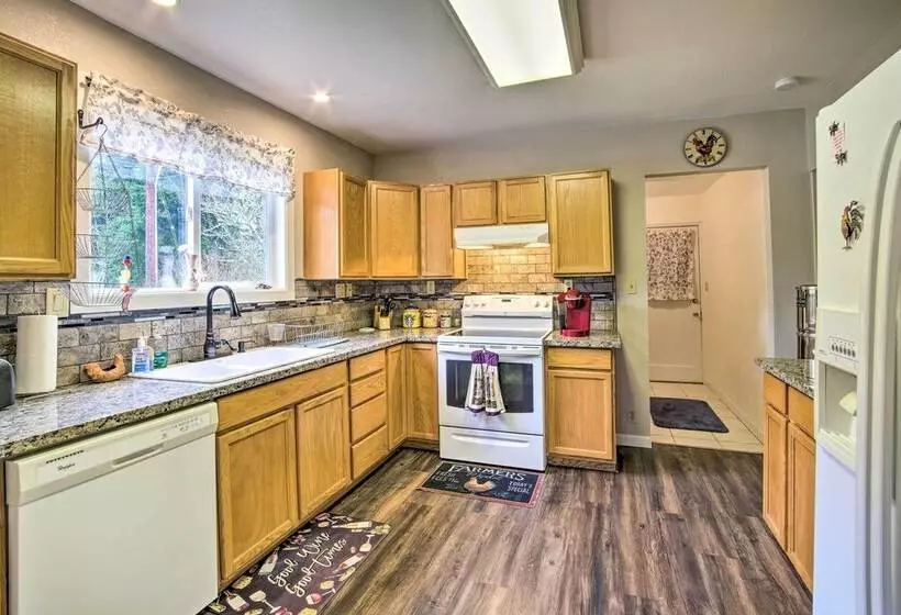 Updated Coos Bay Home ~ 2 Mi To Pacific Ocean