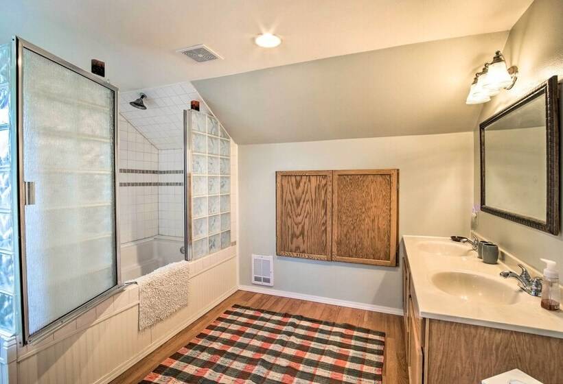 Updated Coos Bay Home ~ 2 Mi To Pacific Ocean