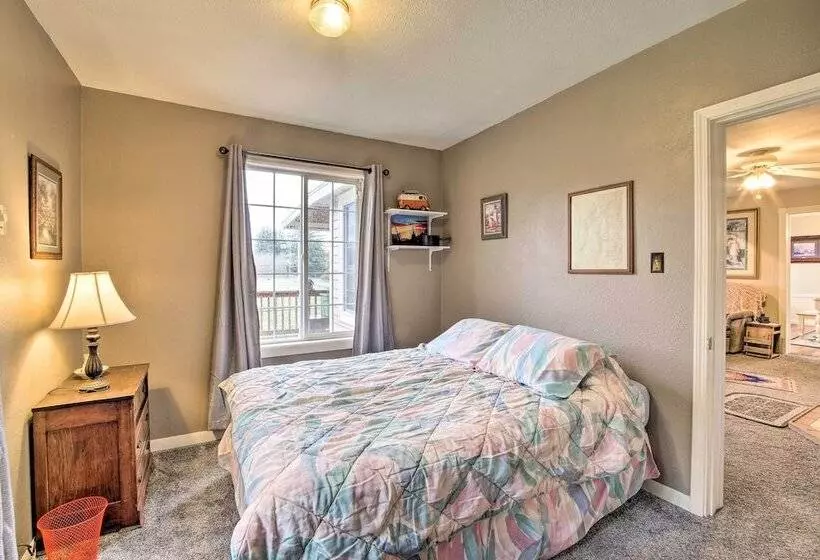 Updated Coos Bay Home ~ 2 Mi To Pacific Ocean