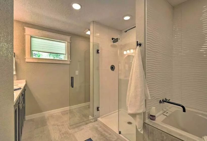 Upscale Cottage With Furnished Lake View Deck!