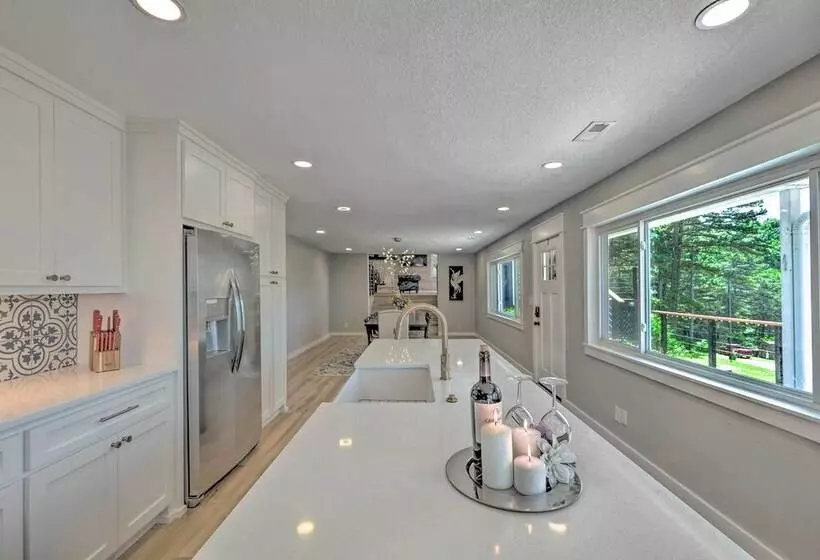 Upscale Cottage With Furnished Lake View Deck!