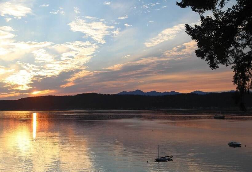 Beautiful Home On Hood Canal W/ Hot Tub & Dock!