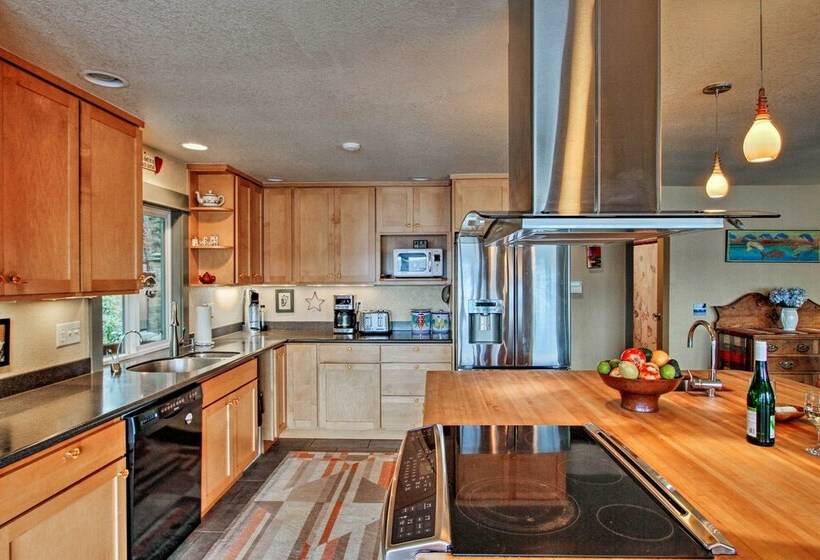 Beautiful Home On Hood Canal W/ Hot Tub & Dock!