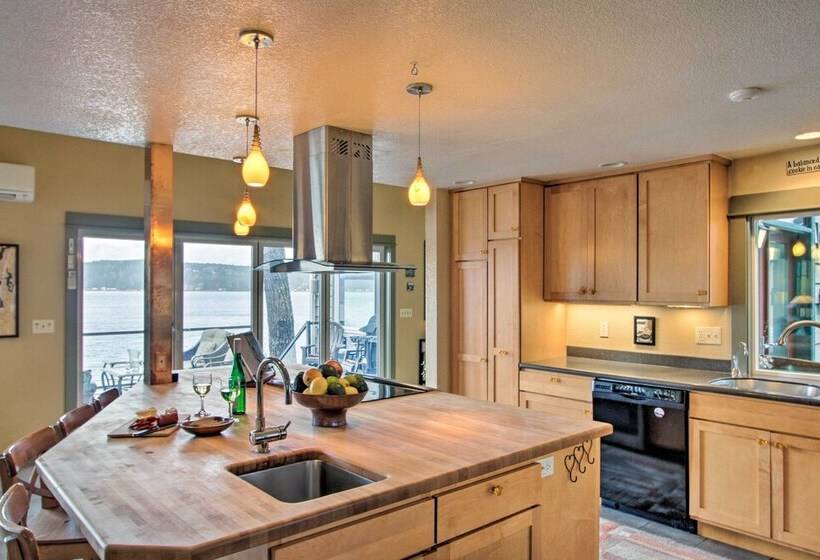 Beautiful Home On Hood Canal W/ Hot Tub & Dock!