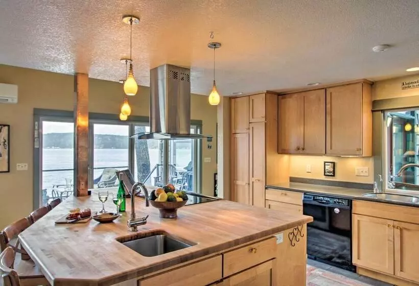 Beautiful Home On Hood Canal W/ Hot Tub & Dock!