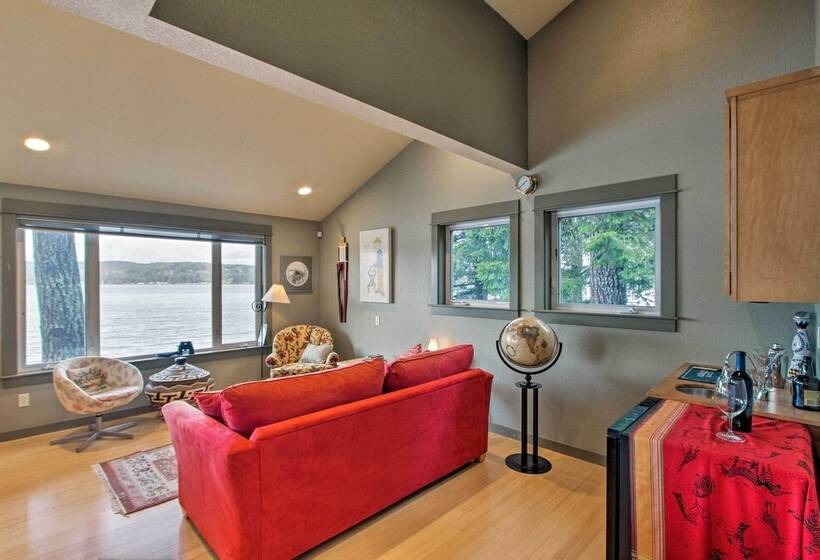 Beautiful Home On Hood Canal W/ Hot Tub & Dock!