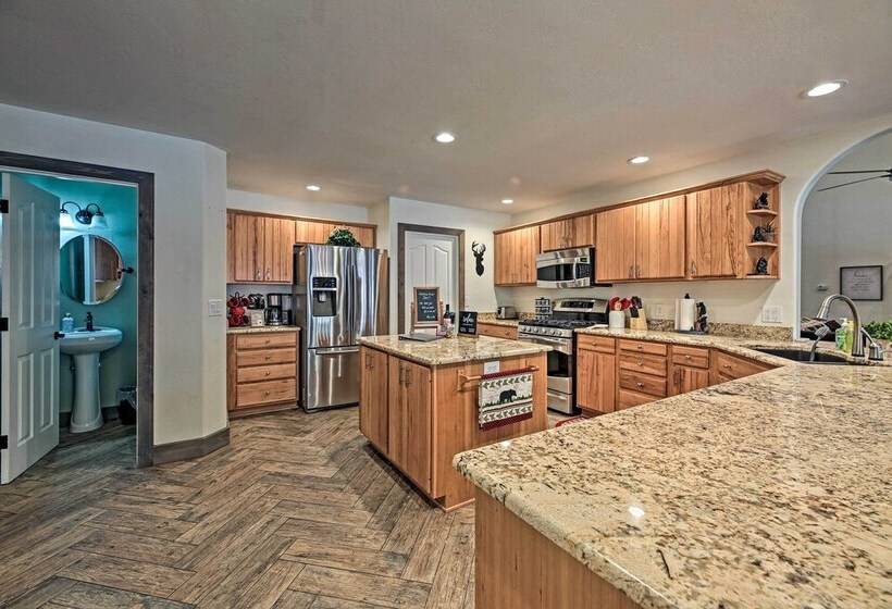 Beautiful Cabin W/ Deck Near Woodland Lake Park!