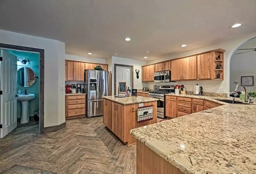 Beautiful Cabin W/ Deck Near Woodland Lake Park!