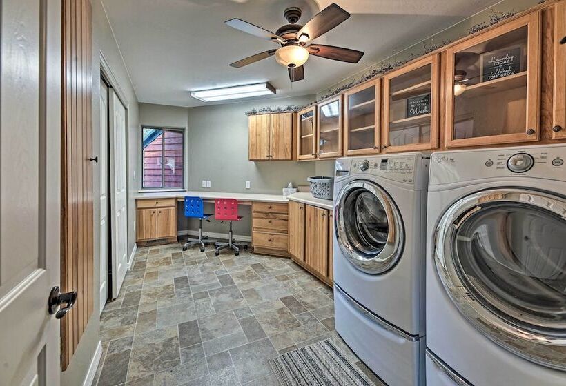 Beautiful Cabin W/ Deck Near Woodland Lake Park!