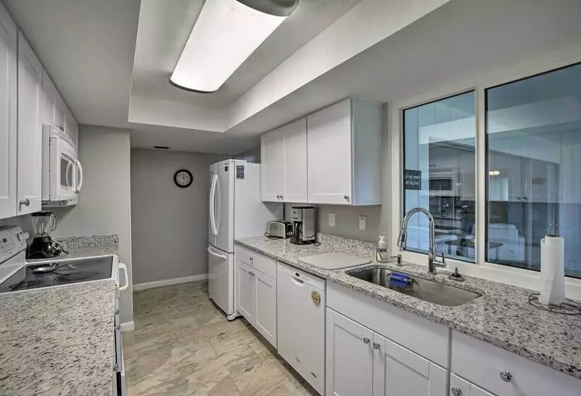 Bright Home W/ Dock & Canal View In Cape Coral!