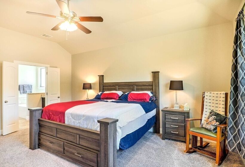 Charming Point Venture Retreat, Lake Travis Access