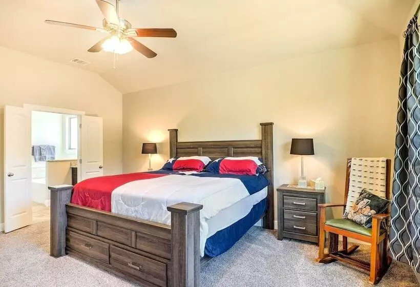 Charming Point Venture Retreat, Lake Travis Access