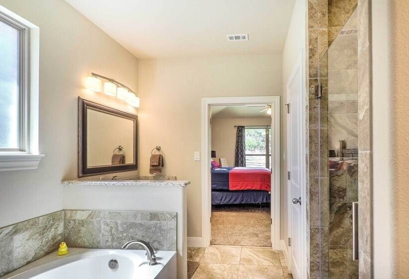 Charming Point Venture Retreat, Lake Travis Access