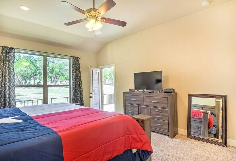 Charming Point Venture Retreat, Lake Travis Access