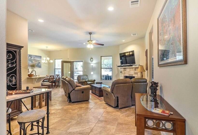 Charming Point Venture Retreat, Lake Travis Access