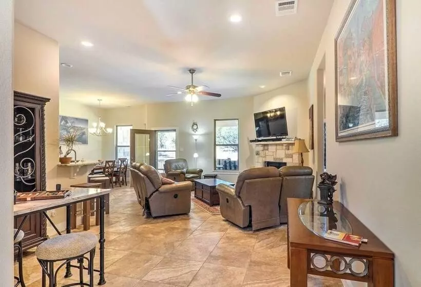 Charming Point Venture Retreat, Lake Travis Access