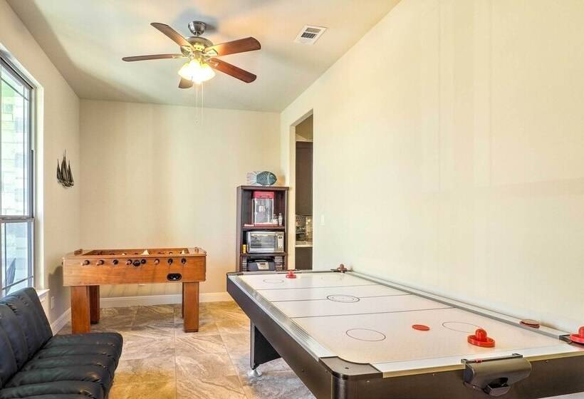 Charming Point Venture Retreat, Lake Travis Access