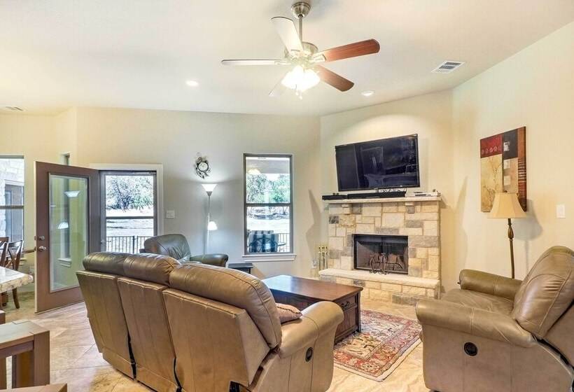 Charming Point Venture Retreat, Lake Travis Access