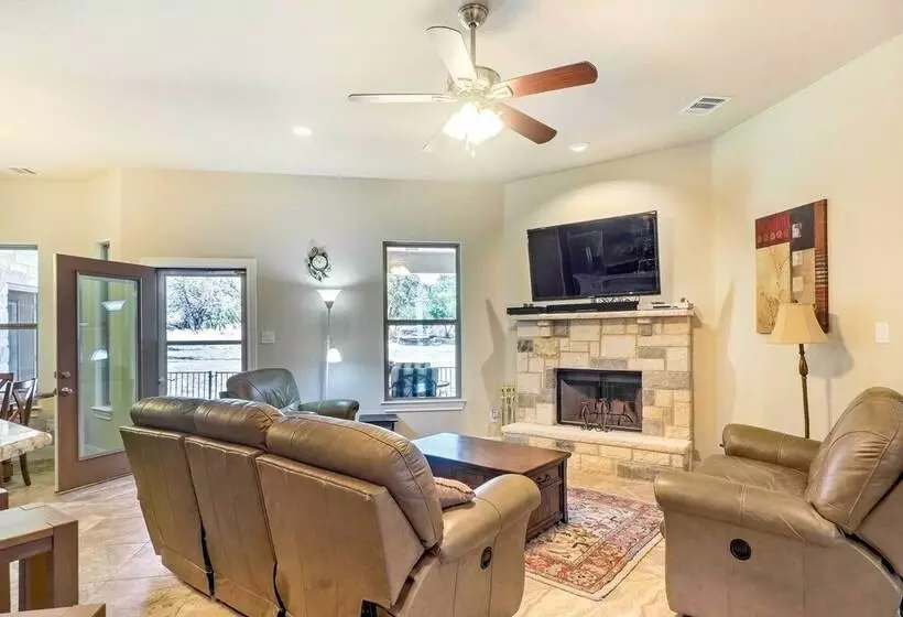 Charming Point Venture Retreat, Lake Travis Access