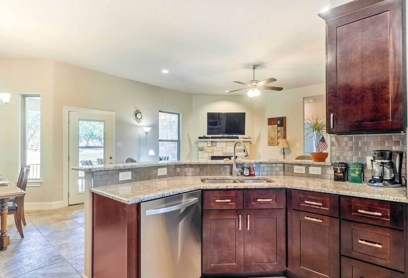 Charming Point Venture Retreat, Lake Travis Access