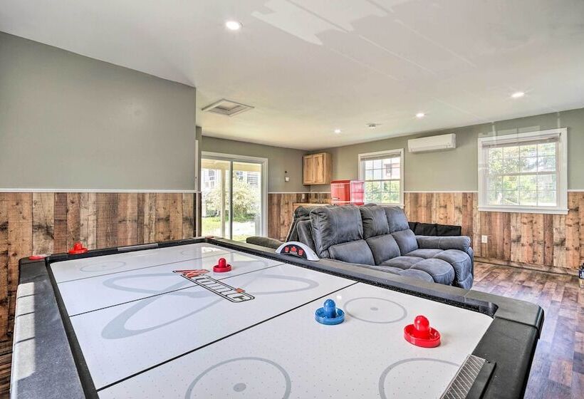 Cheery Family Escape W/ Game Room & Fire Pit!