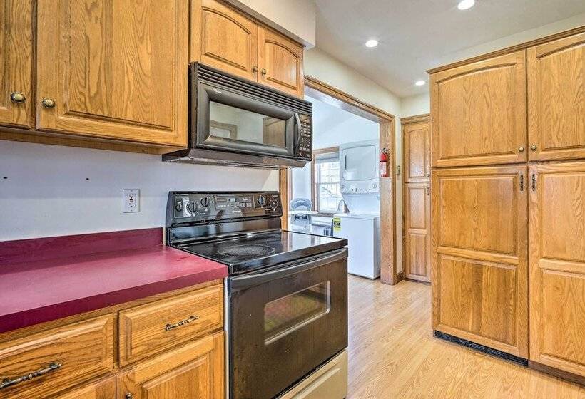 Cheery Family Escape W/ Game Room & Fire Pit!