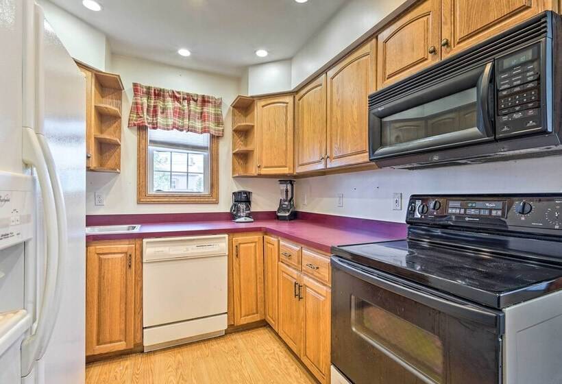 Cheery Family Escape W/ Game Room & Fire Pit!