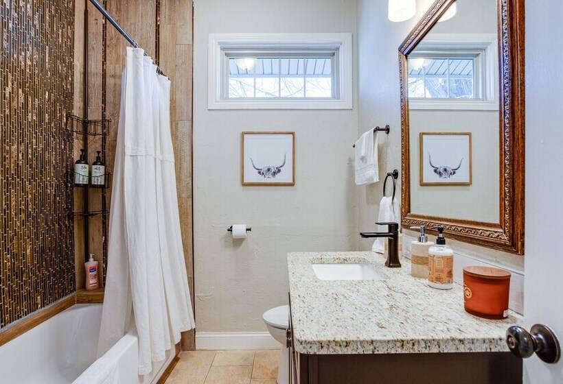 Chic Lawton Home, 5 Mins To Fort Sill!