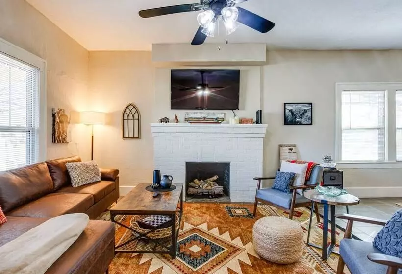 Chic Lawton Home, 5 Mins To Fort Sill!