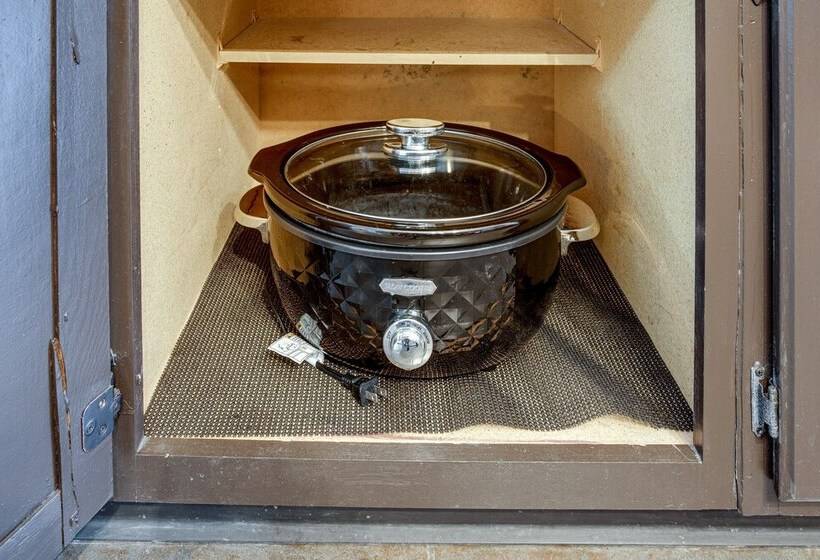 Chic Lawton Home, 5 Mins To Fort Sill!