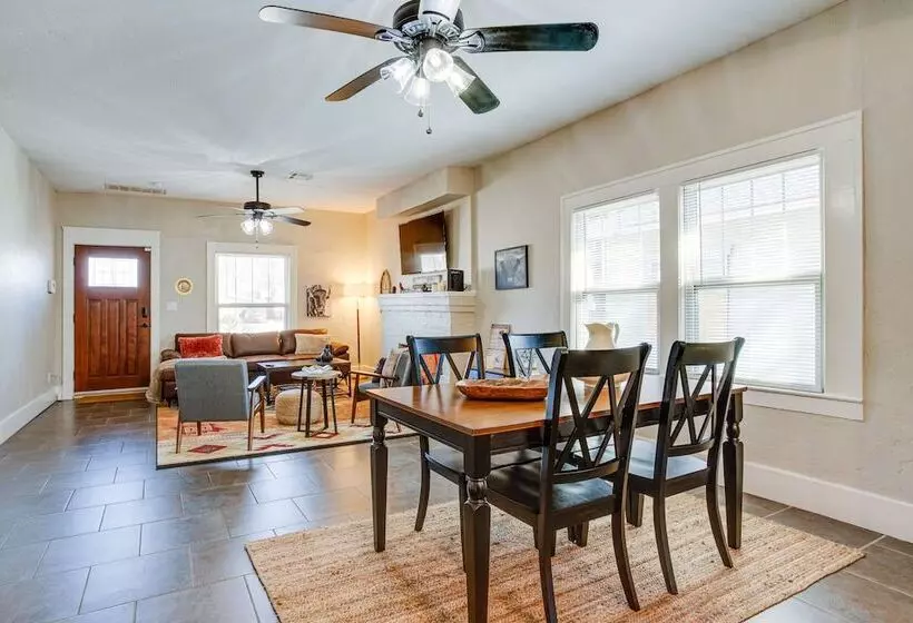 Chic Lawton Home, 5 Mins To Fort Sill!