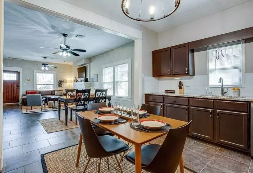 Chic Lawton Home, 5 Mins To Fort Sill!