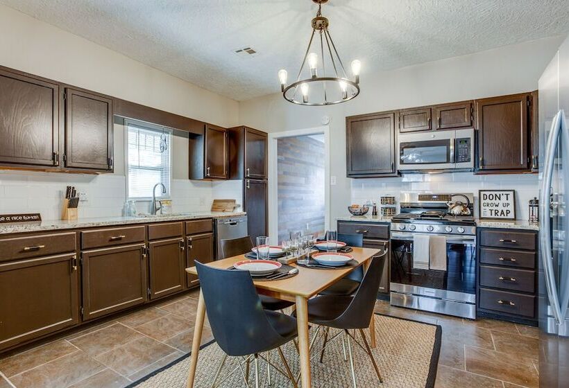 Chic Lawton Home, 5 Mins To Fort Sill!