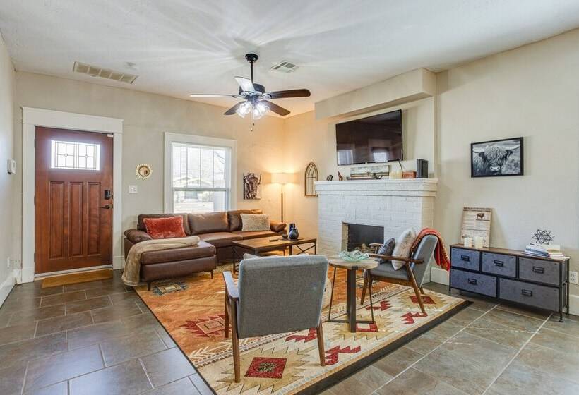 Chic Lawton Home, 5 Mins To Fort Sill!