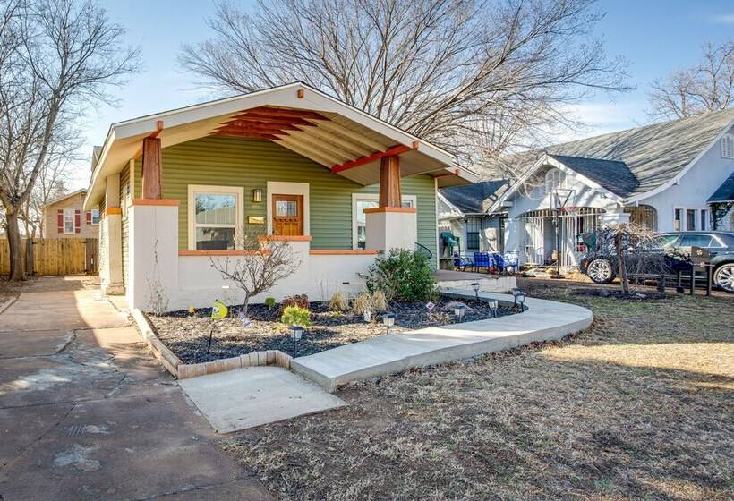 Chic Lawton Home, 5 Mins To Fort Sill!