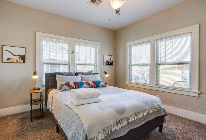 Chic Lawton Home, 5 Mins To Fort Sill!