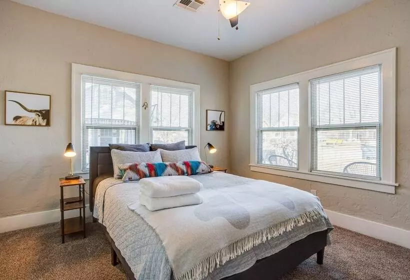 Chic Lawton Home, 5 Mins To Fort Sill!