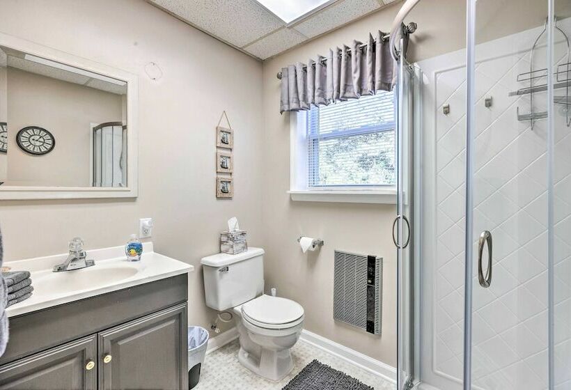 Colonial Beach House W/ Patio: 2 Blocks To Beach!