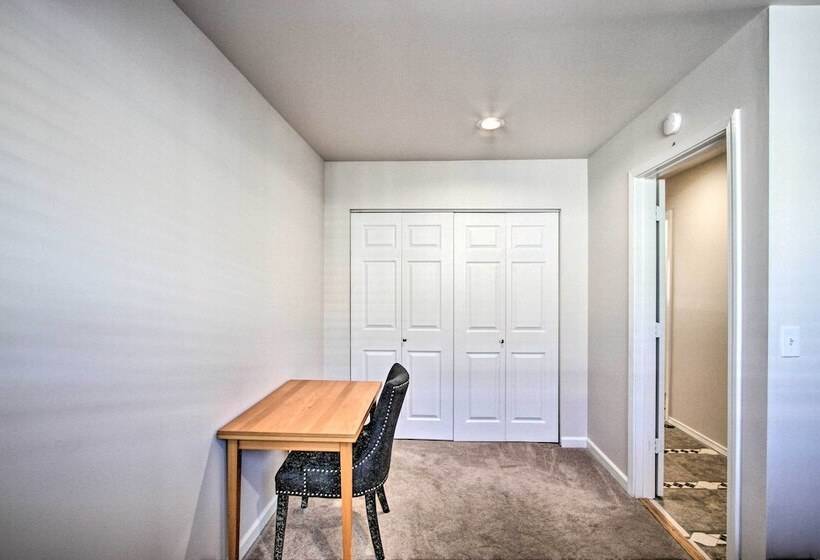 Convenient Burien Getaway: 12 Mi To Dtwn Sea!