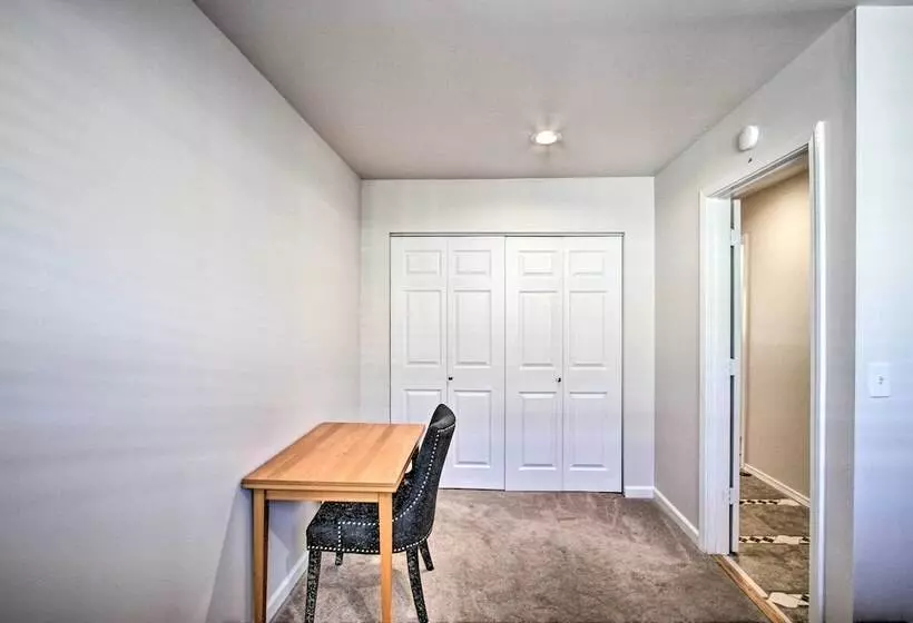 Convenient Burien Getaway: 12 Mi To Dtwn Sea!