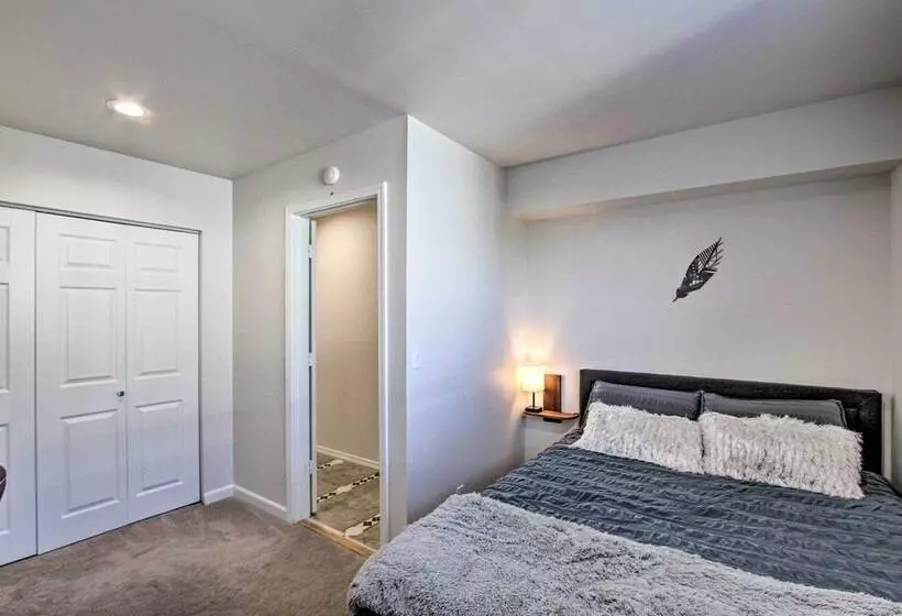 Convenient Burien Getaway: 12 Mi To Dtwn Sea!