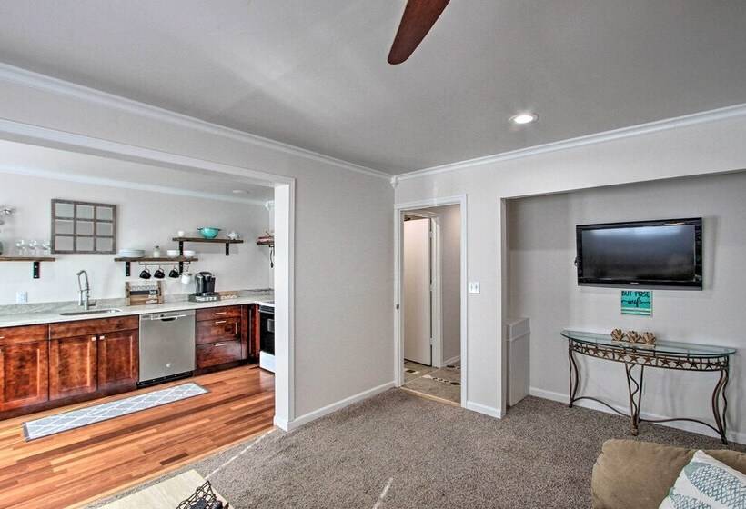 Convenient Burien Getaway: 12 Mi To Dtwn Sea!