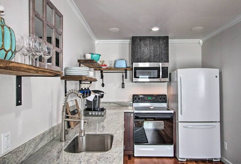 Convenient Burien Getaway: 12 Mi To Dtwn Sea!