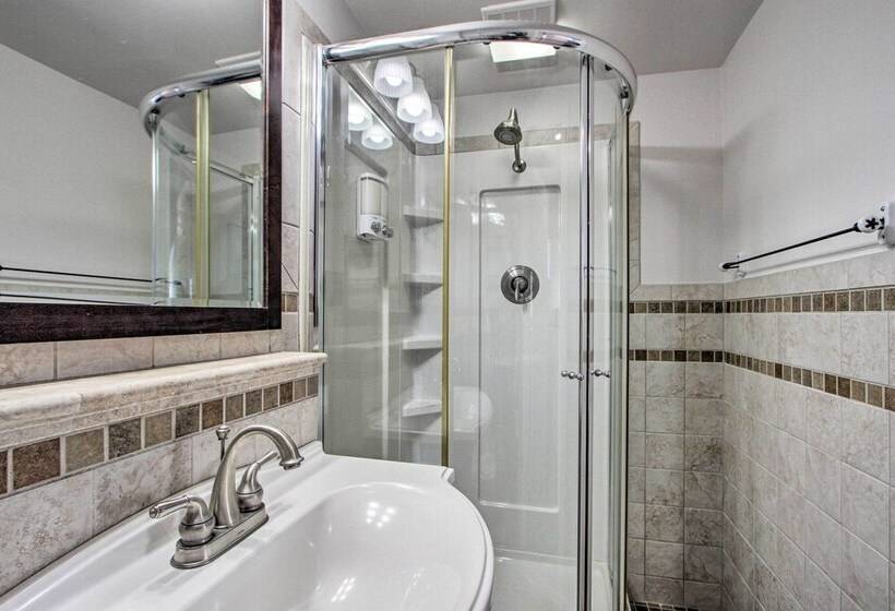 Convenient Burien Getaway: 12 Mi To Dtwn Sea!