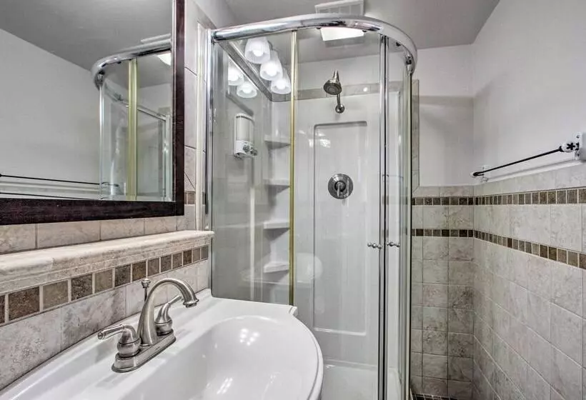 Convenient Burien Getaway: 12 Mi To Dtwn Sea!