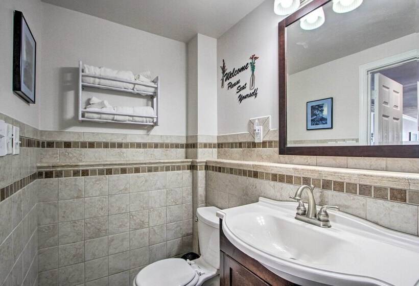 Convenient Burien Getaway: 12 Mi To Dtwn Sea!